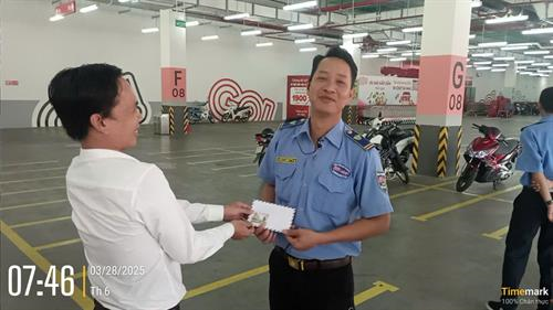 Thưởng cho nhân viên làm việc hiệu quả tháng 3/2025
